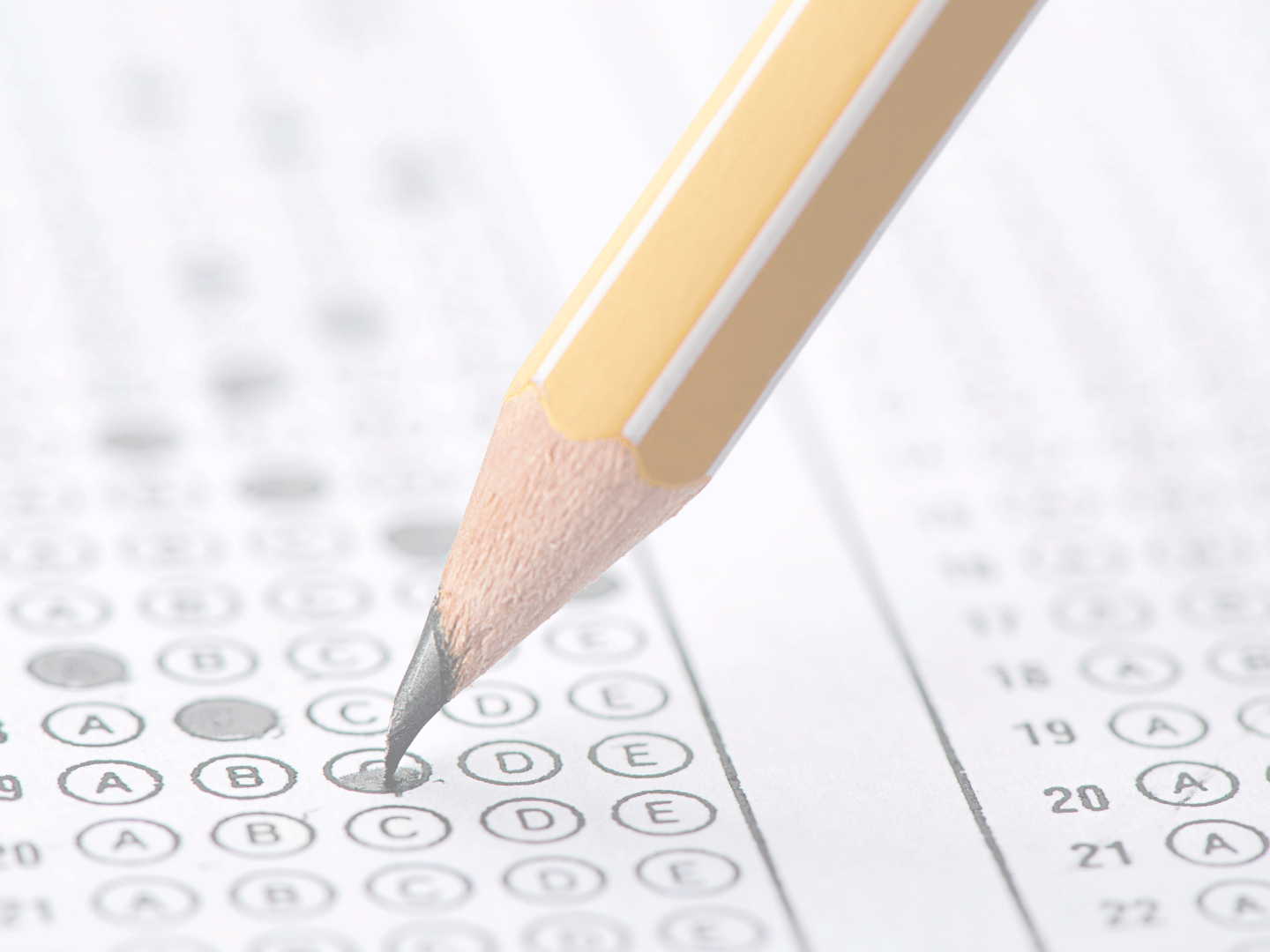 crayon choisissant réponses à un QCM