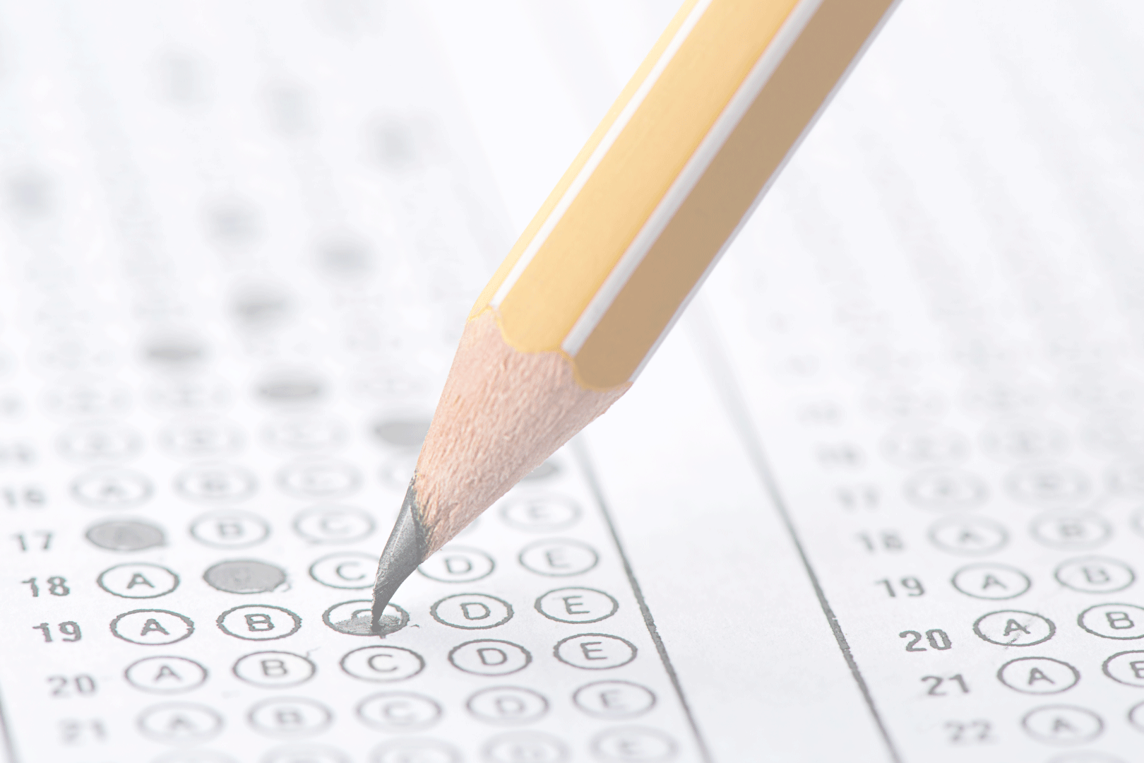 crayon choisissant réponses à un QCM