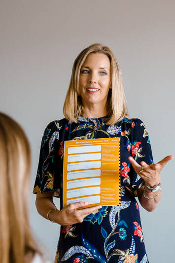 Catherine Aygen en train de faire une formation en anglais en entreprise