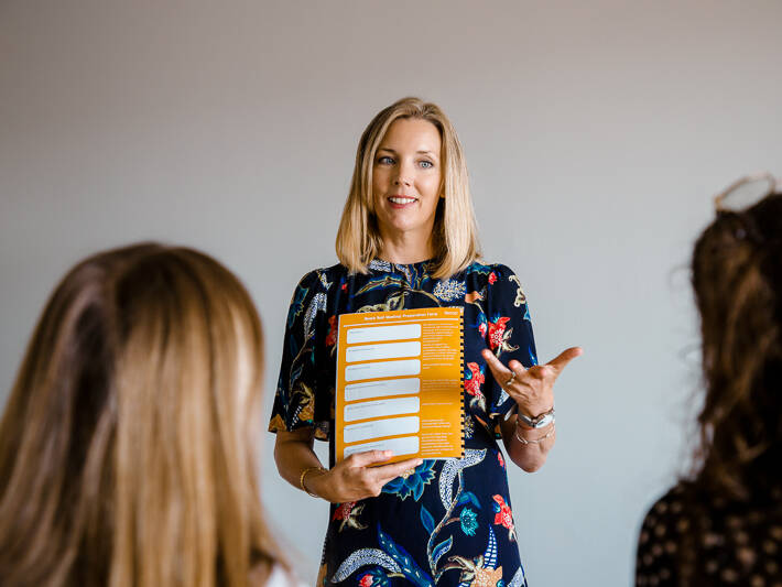 Catherine Aygen en train de faire une formation en anglais en entreprise