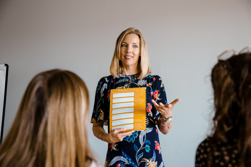 Catherine Aygen en train de faire une formation en anglais en entreprise