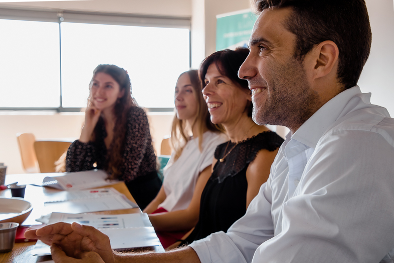 Quatre personnes autour d'aune table lors d'une formation