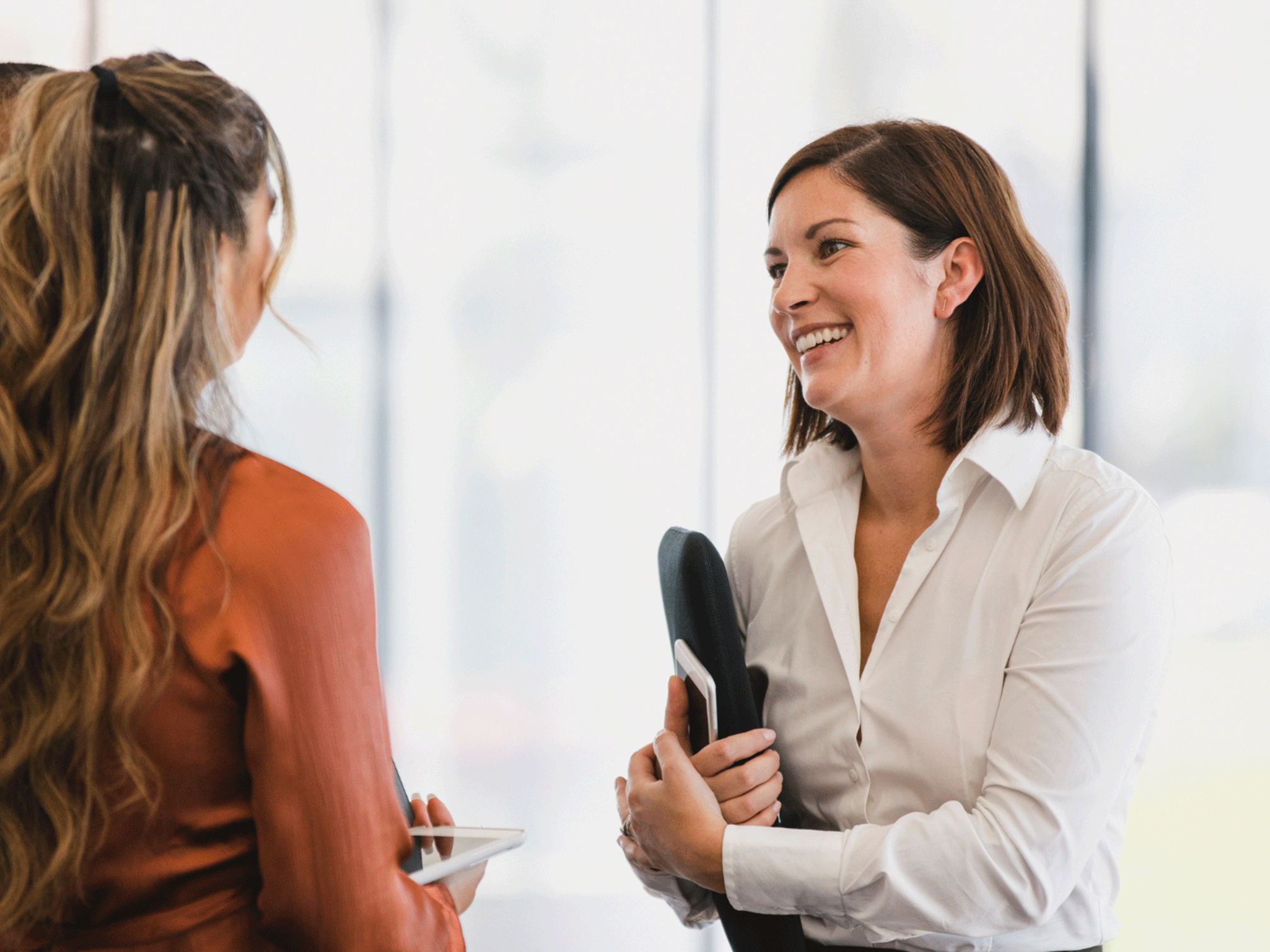 Une femme qui parle anglais dans un contexte professionnel