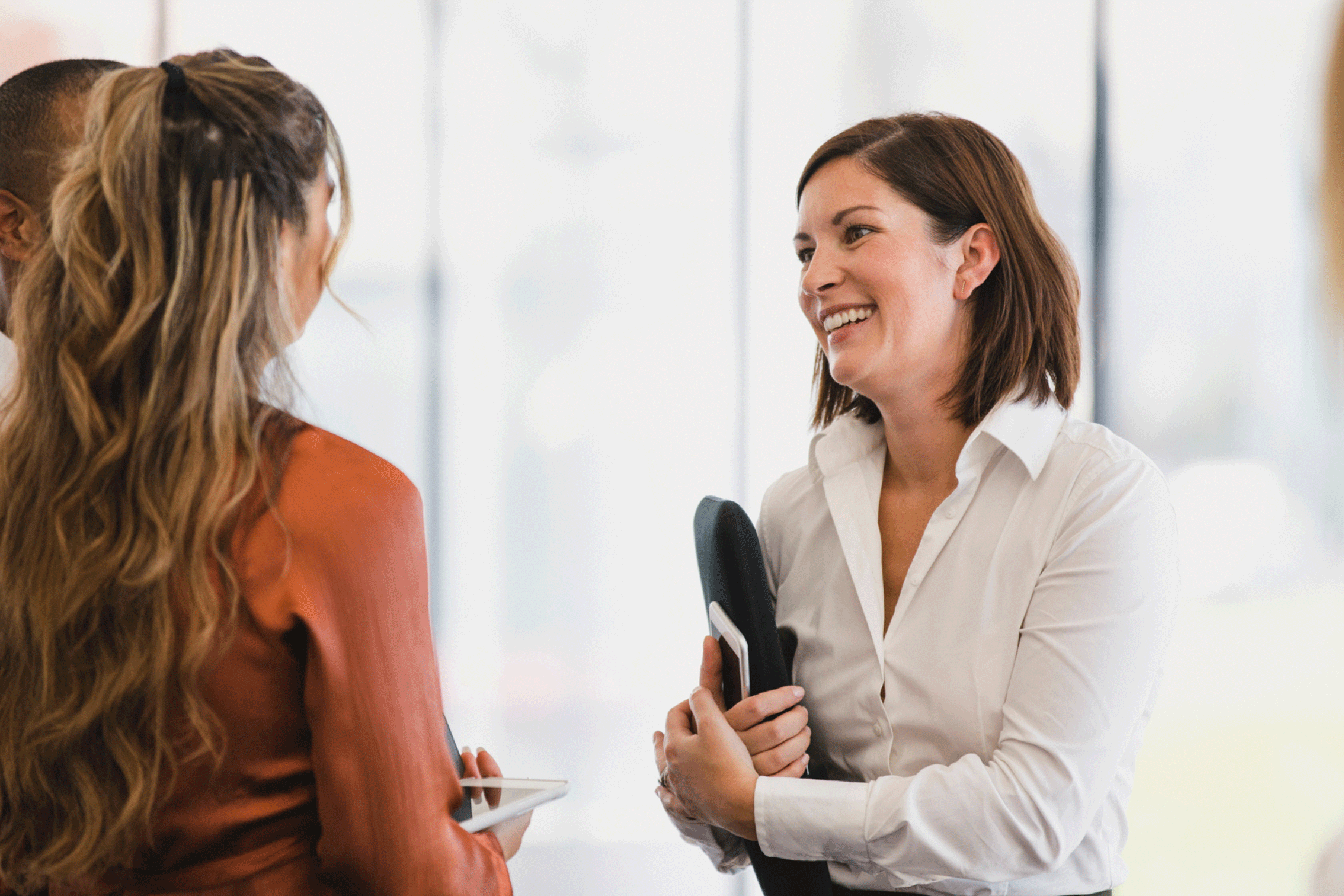 Une femme qui parle anglais dans un contexte professionnel
