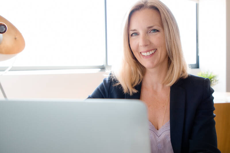 Catherine Aygen à son ordinateur en train de faire une formation CPF