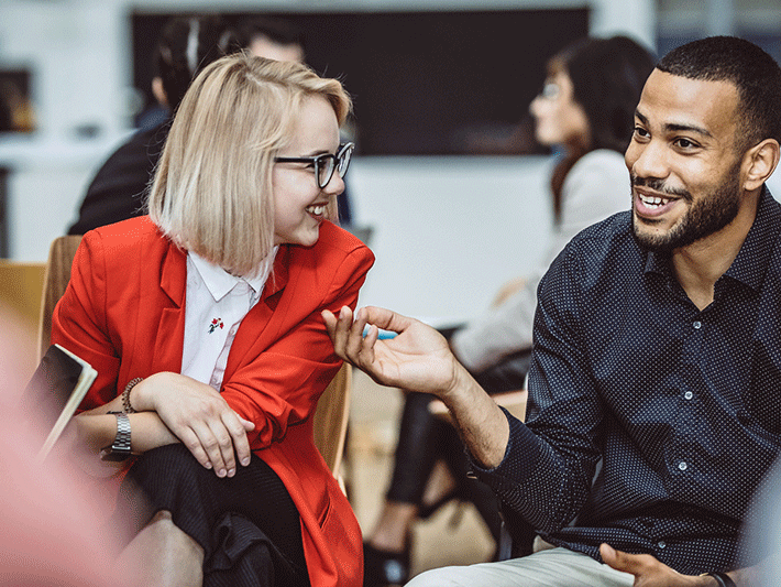 Personnes en train de intervenir spontanément en anglais
