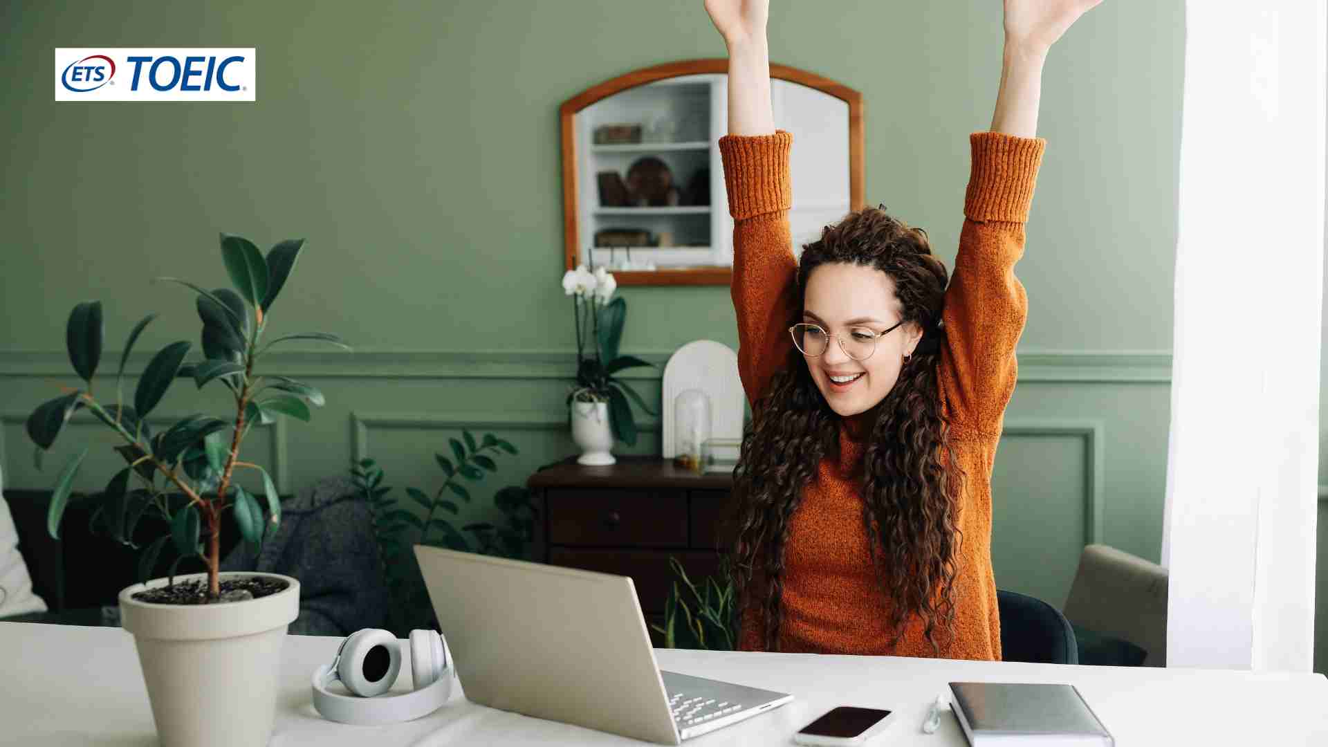 Femme qui a fini son test Toeic