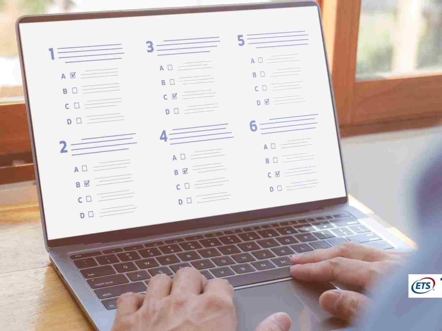Quelqu'un qui passe le Toeic en ligne devant son ordi