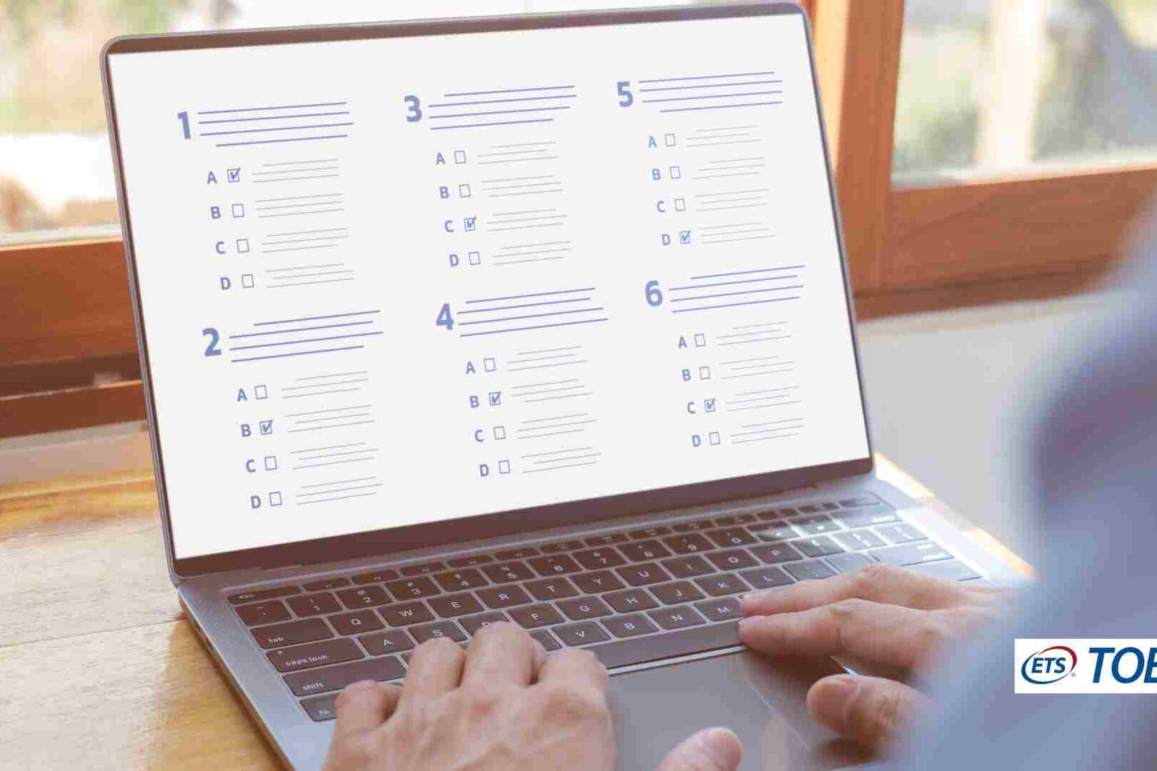 Quelqu'un qui passe le Toeic en ligne devant son ordi