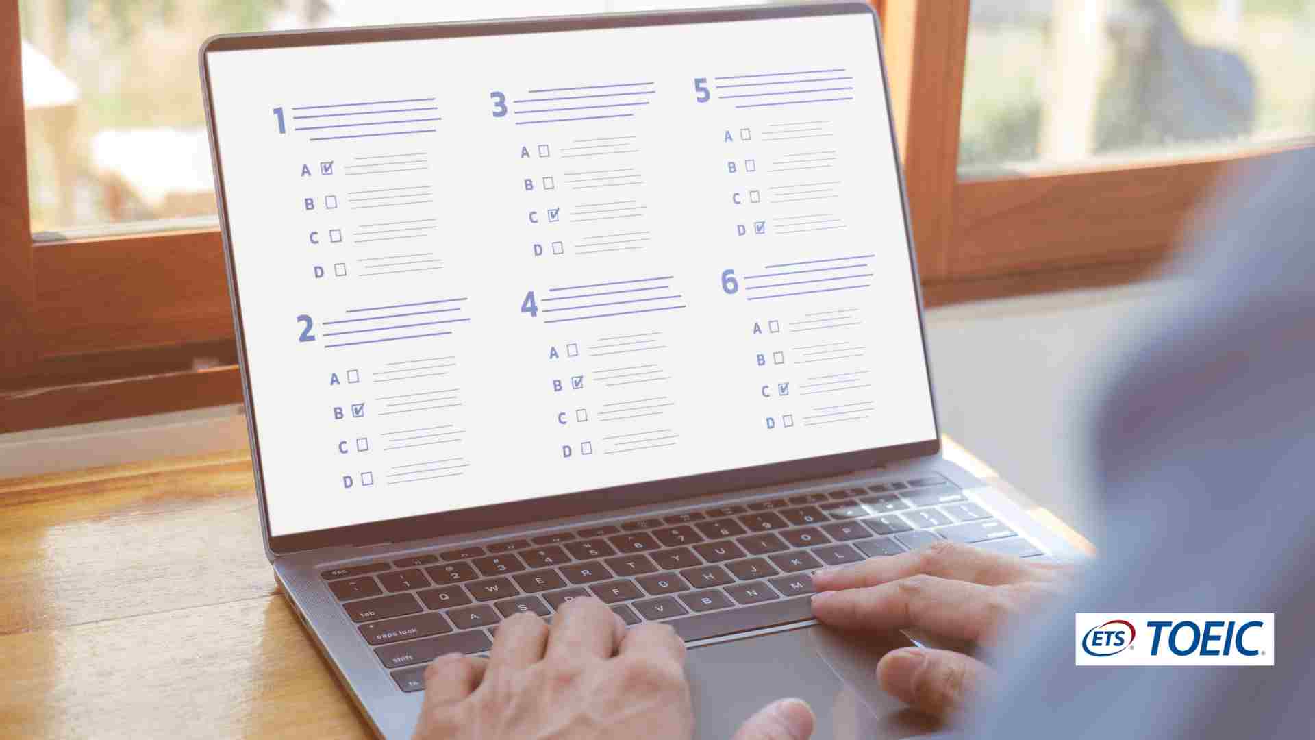 Quelqu'un qui passe le Toeic en ligne devant son ordi