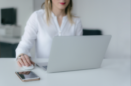 Jeune femme travaillant sur son ordinateur portable