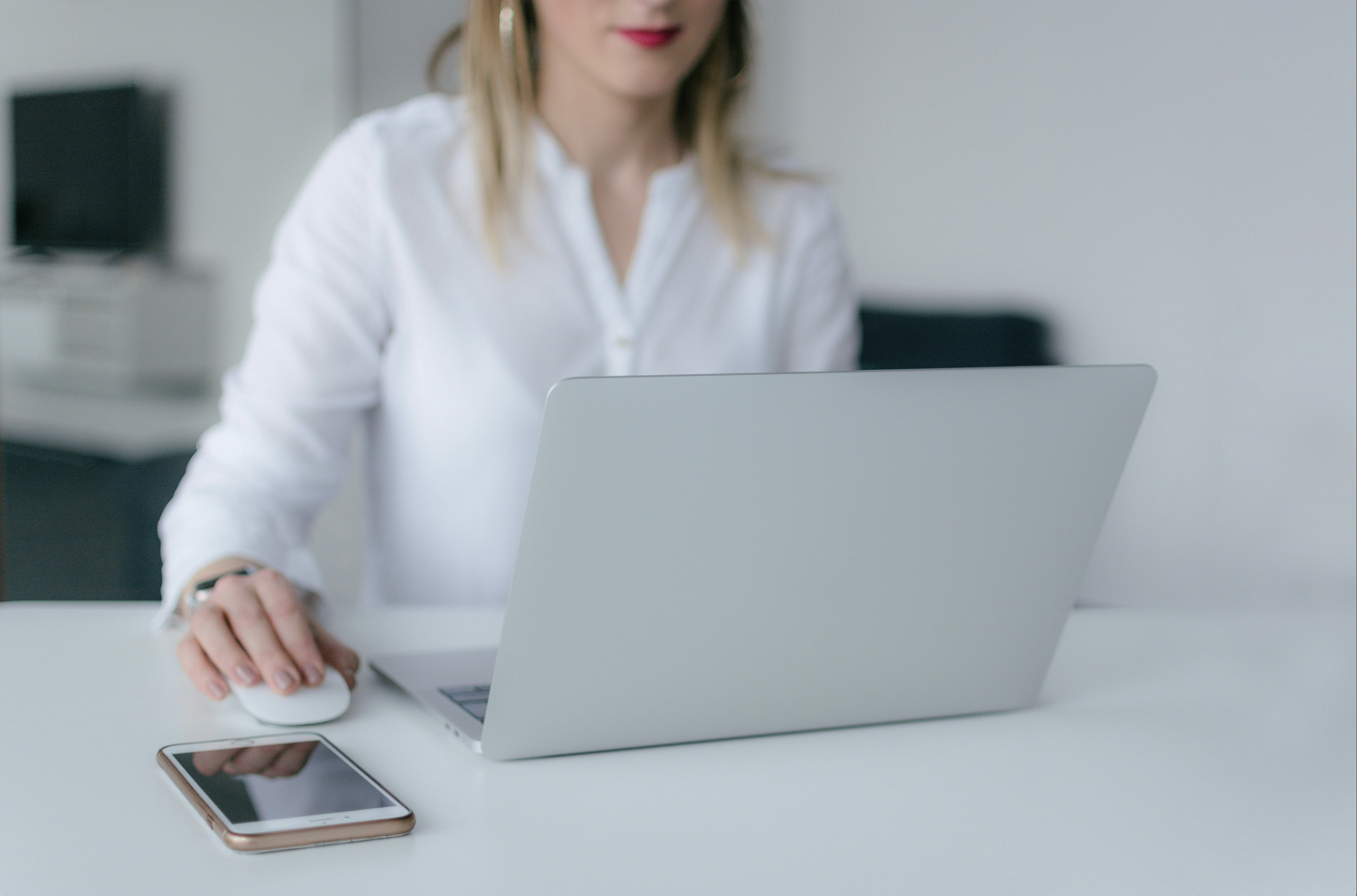 Jeune femme travaillant sur son ordinateur portable